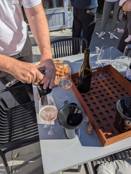 Benajmin fra Blume Vinimport hælder vin op til en vinsmagning i Dragør