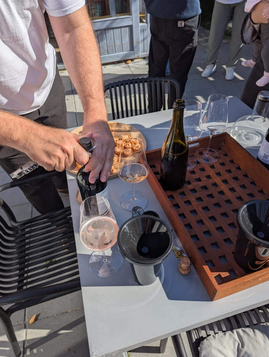 Benajmin fra Blume Vinimport hælder vin op til en vinsmagning i Dragør